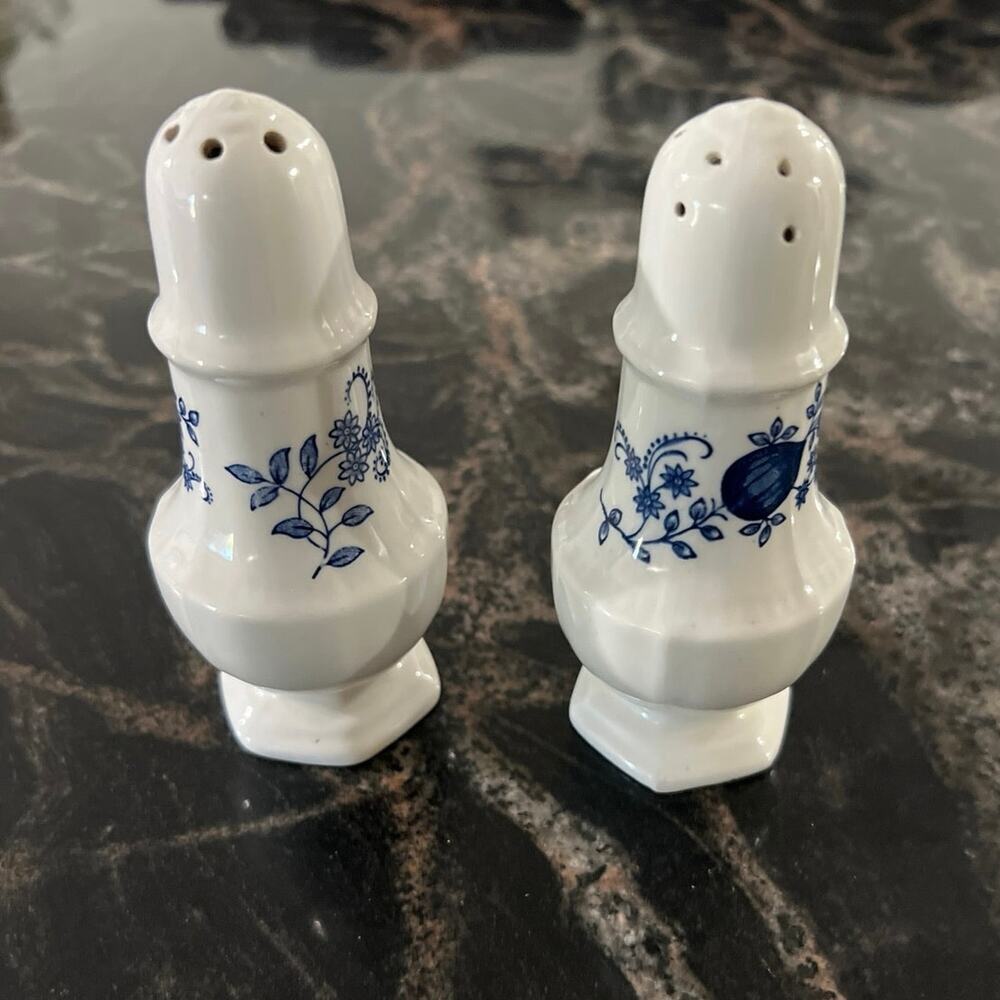 ☆ Kensington Coventry Blue Ironstone Staffordshire Salt & Pepper Shaker (2C-168)